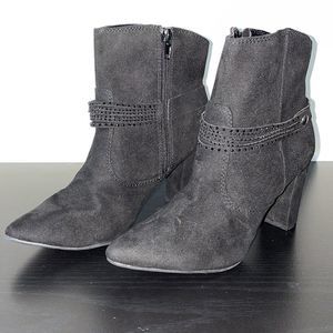 AM by Ann Marino Black Wilma Women's Faux Suede Leather Heeled Booties Size 6.5